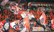 九游官方-关于山东泰山队在激烈对决中险胜深圳队，夺得比赛胜利的信息