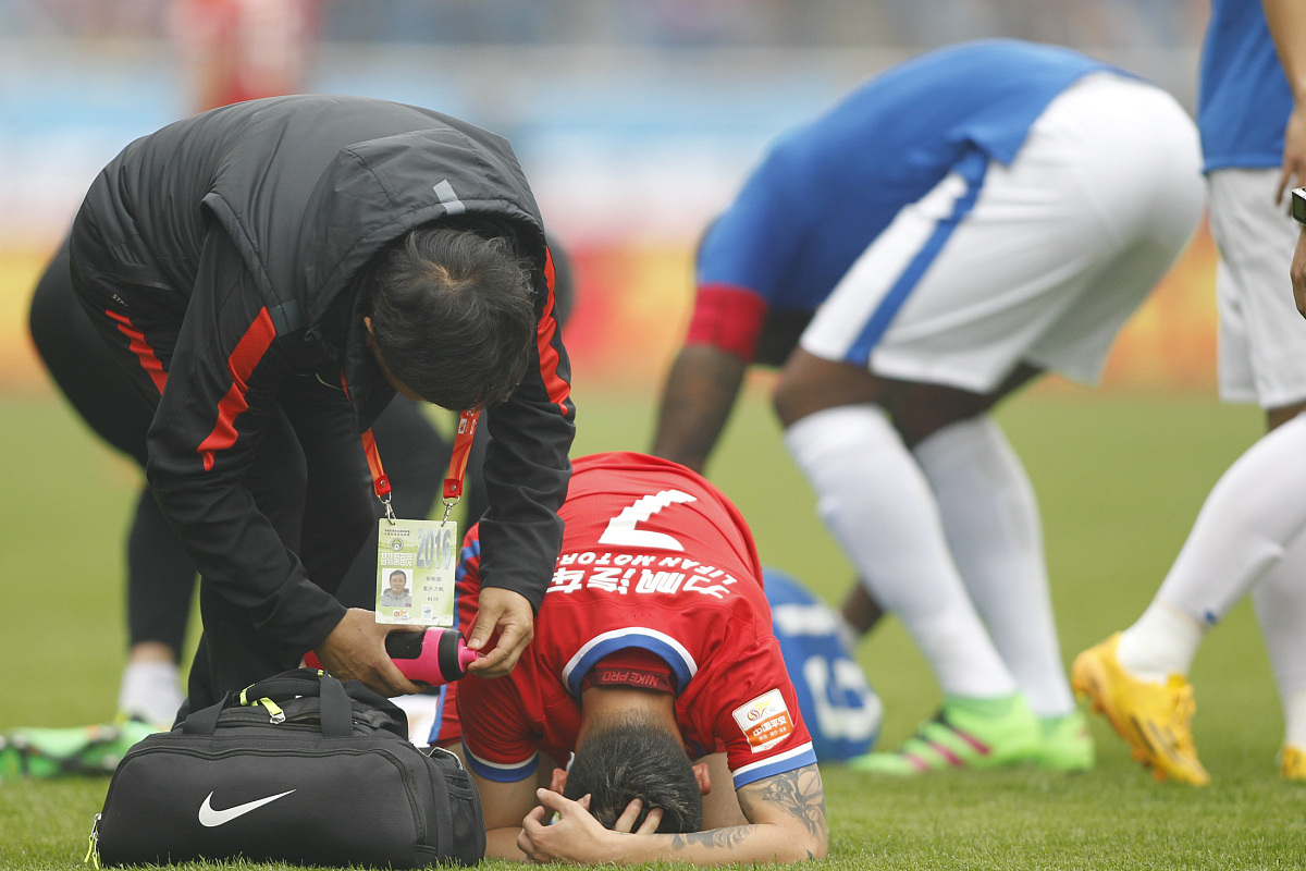 包含运动员意外受伤，众人心疼加祈祷的词条