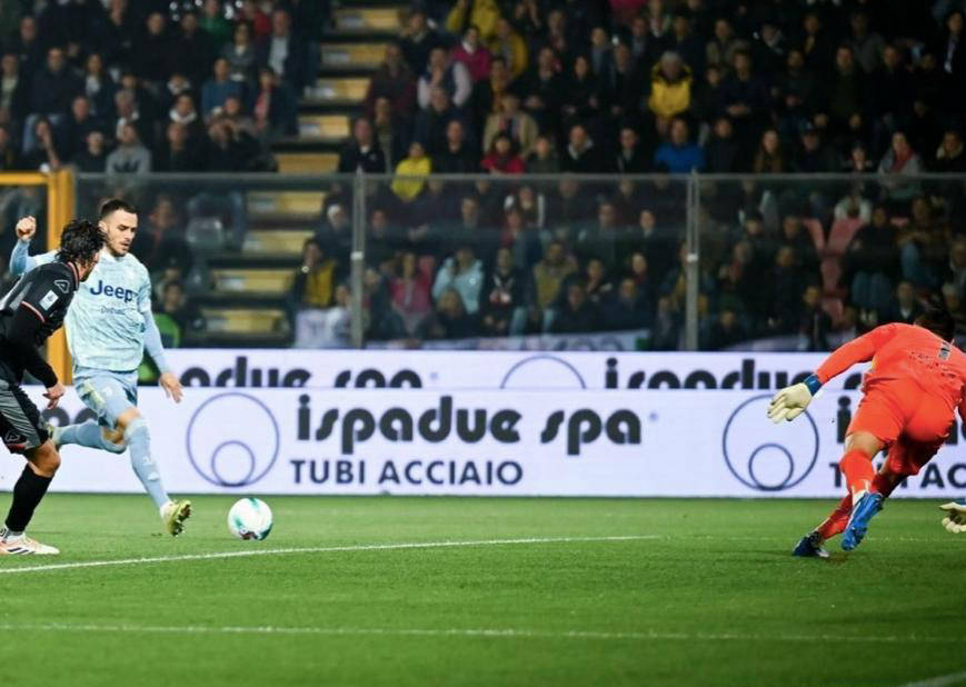 瓦伦西亚客场绝杀，赢得心满意足的胜利的简单介绍