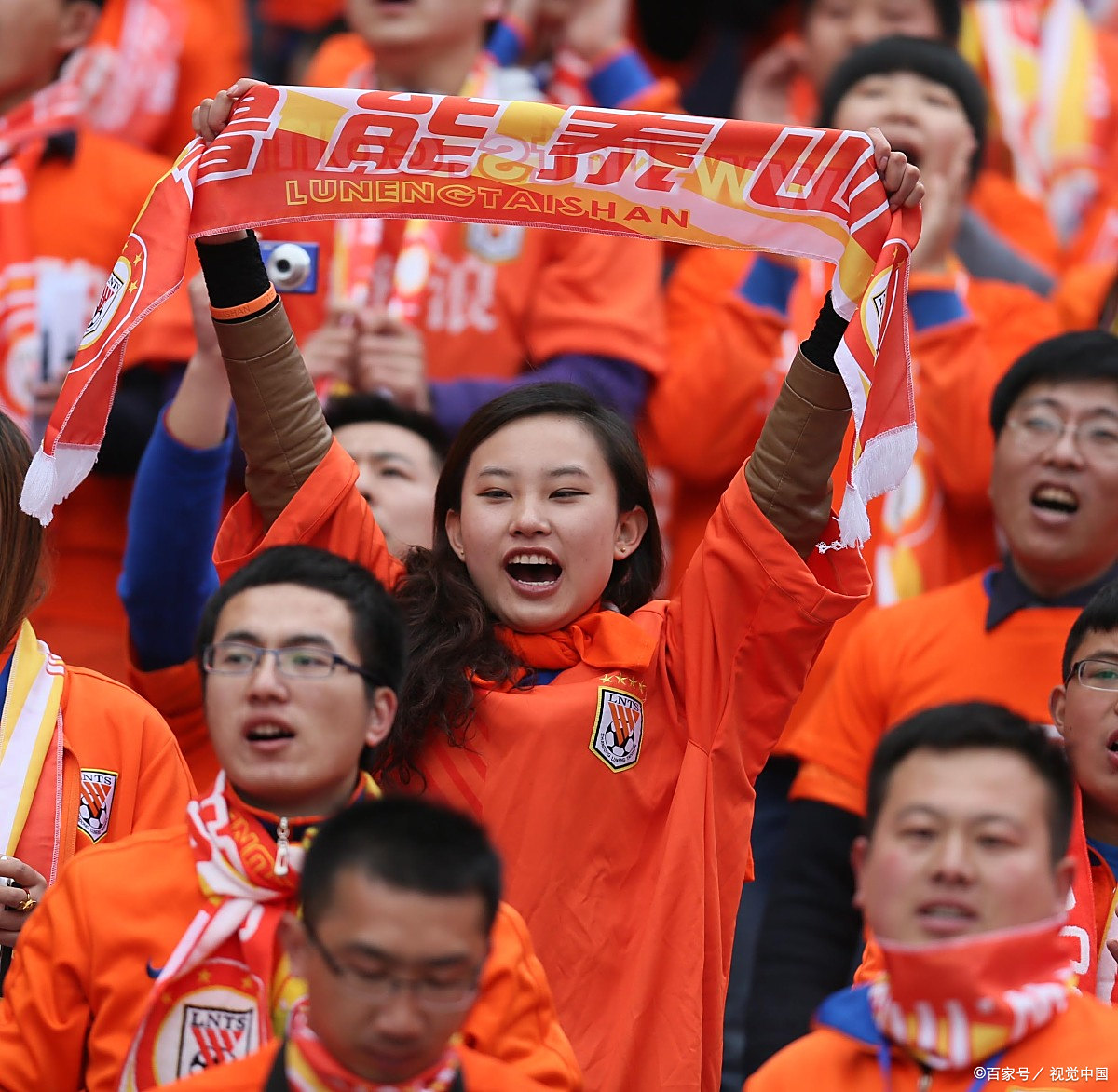 热门球队持续高位呼声，赛场上精彩时刻连连上演的简单介绍