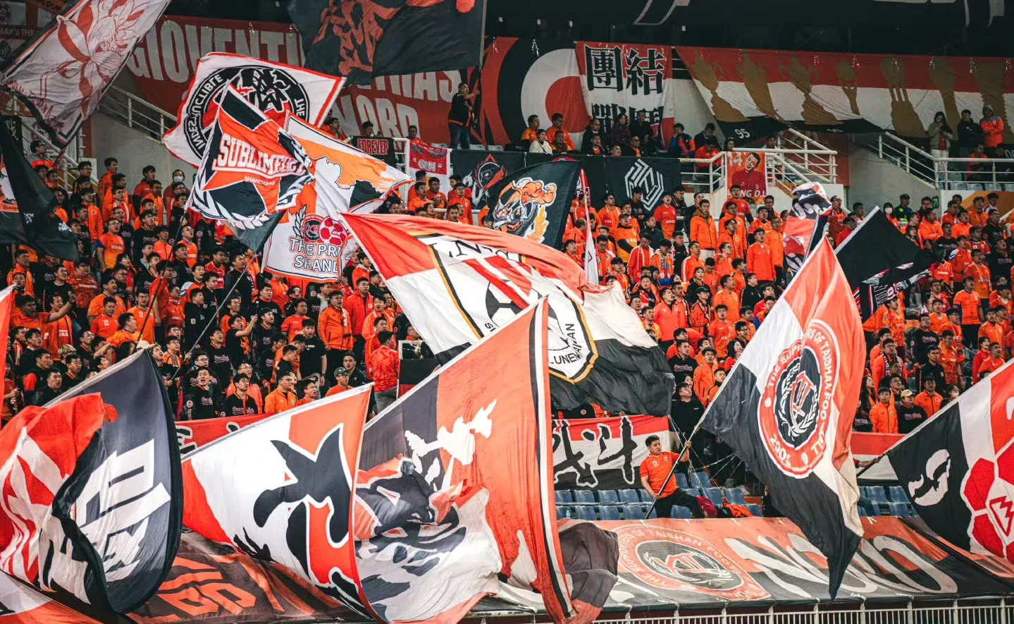 关于山东泰山队在激烈对决中险胜深圳队，夺得比赛胜利的信息